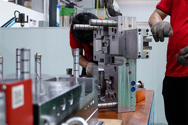 07. 模具加工，加工流程：CNC編程和加工，銑床加工，線切割，EDM，打磨，拋光，